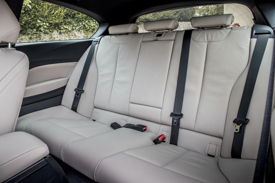 Интерьер BMW M140i 3-Door (F21) 2016 года  (UK) (фото 6 из 17)